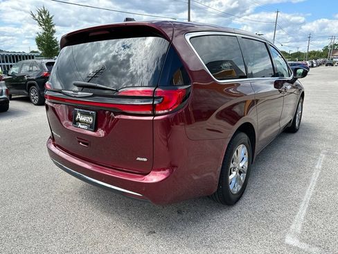 Used 2023 Chrysler Pacifica Touring-L AWD/4WD image 7