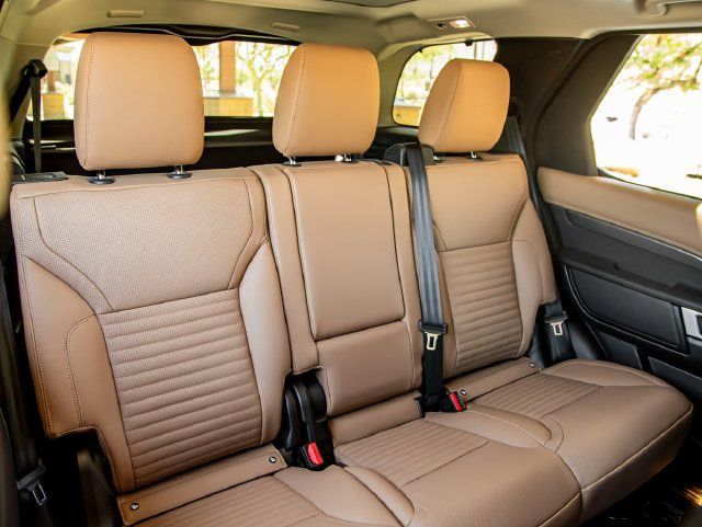 Used 2025 Land Rover Discovery Metropolitan Edition AWD/4WD image 34