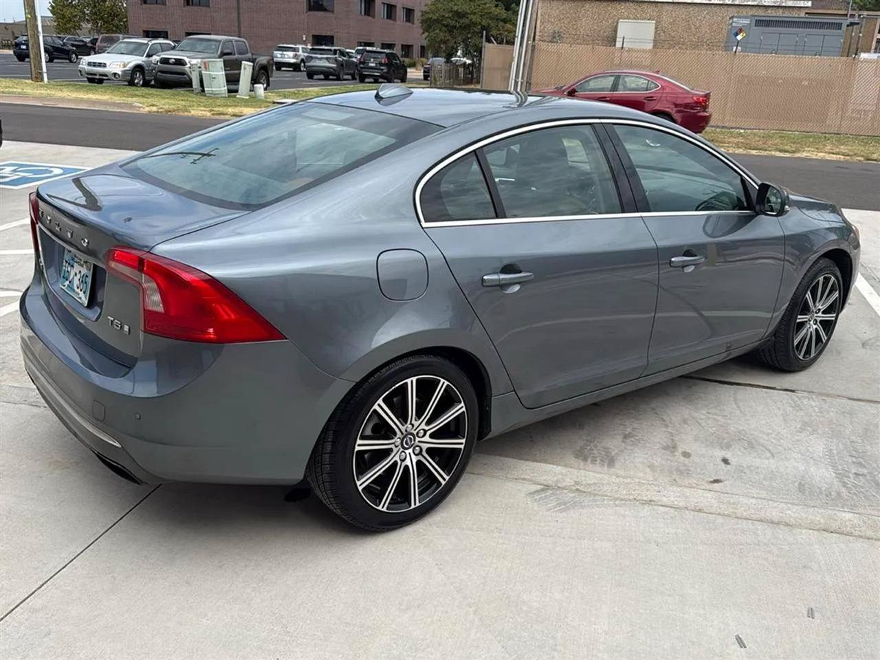 Used 2017 Volvo S60 T5 Inscription Platinum FWD image 11