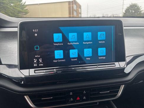 Used 2025 Volkswagen Atlas Cross Sport SE image 21