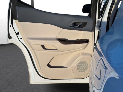 Used 2023 GMC Acadia Denali w/ Denali Technology Package image 13