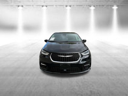 Used 2023 Chrysler Pacifica Touring-L FWD image 3