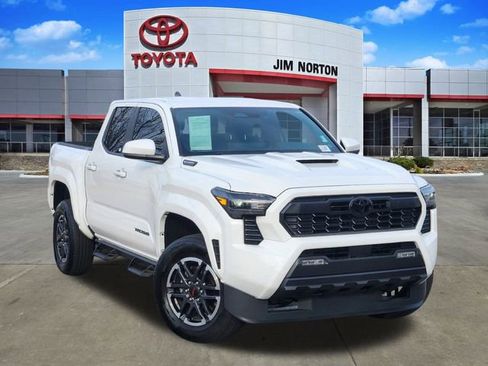 Used 2025 Toyota Tacoma TRD Sport image 1