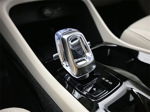 Used 2025 Volvo XC40 B5 Plus w/ Protection Package Premier image 11