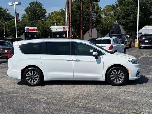 Used 2023 Chrysler Pacifica Touring-L FWD image 5