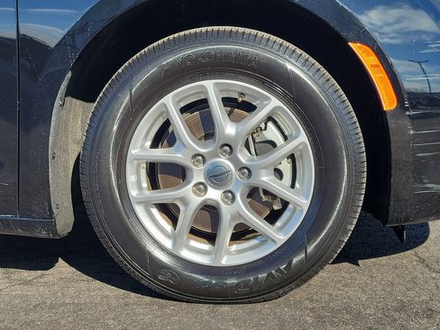 Used 2024 Chrysler Voyager LX image 5