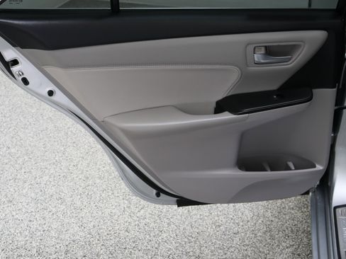 Used 2016 Toyota Camry XLE w/ Moonroof Package FWD image 29