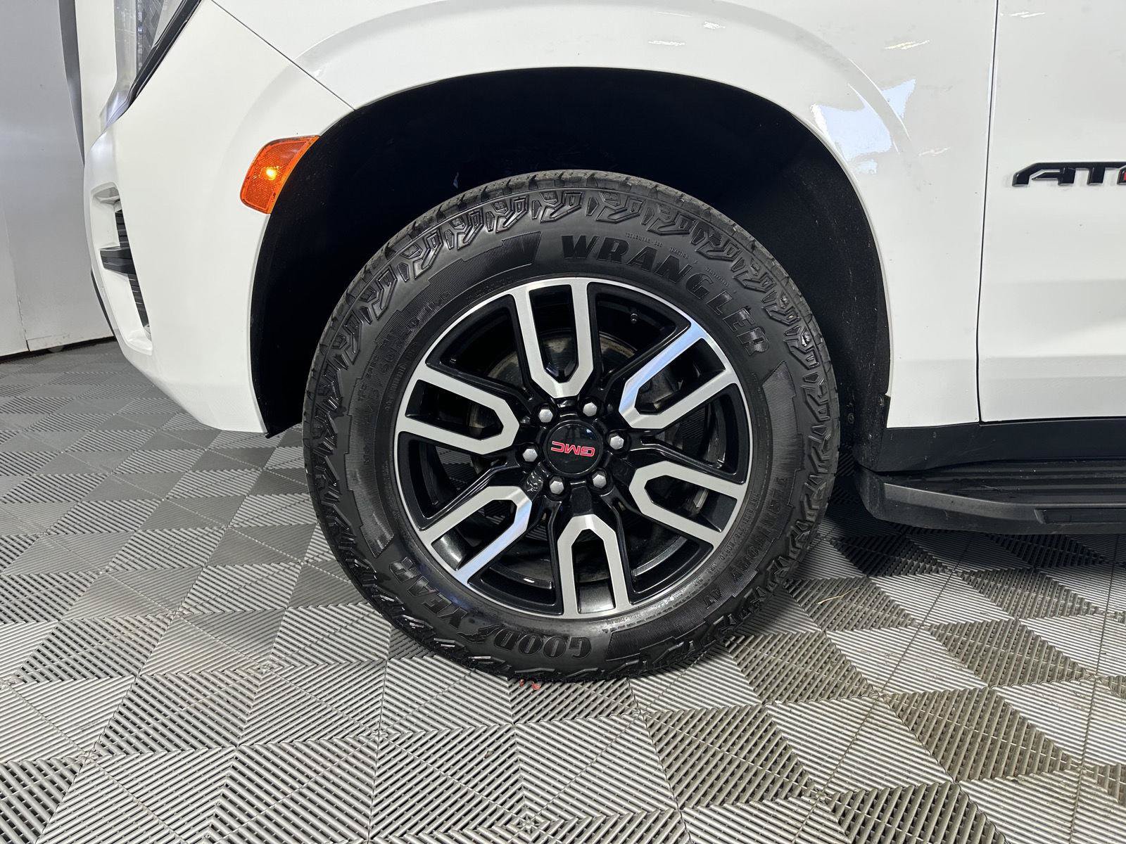 Used 2024 GMC Yukon AT4 w/ Technology Package AWD/4WD image 18