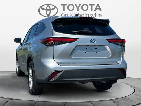 Used 2023 Toyota Highlander LE AWD/4WD image 4