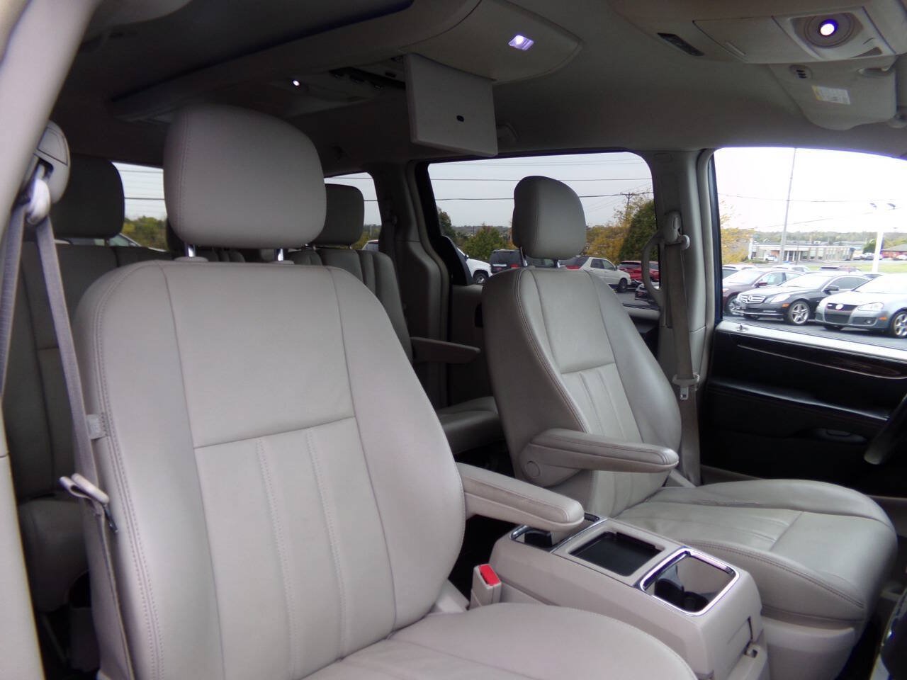 Used 2013 Chrysler Town & Country Touring FWD image 34