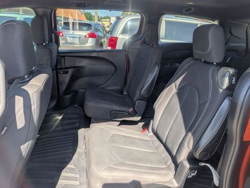 Used 2018 Chrysler Pacifica Touring Plus w/ S Appearance Package FWD image 10