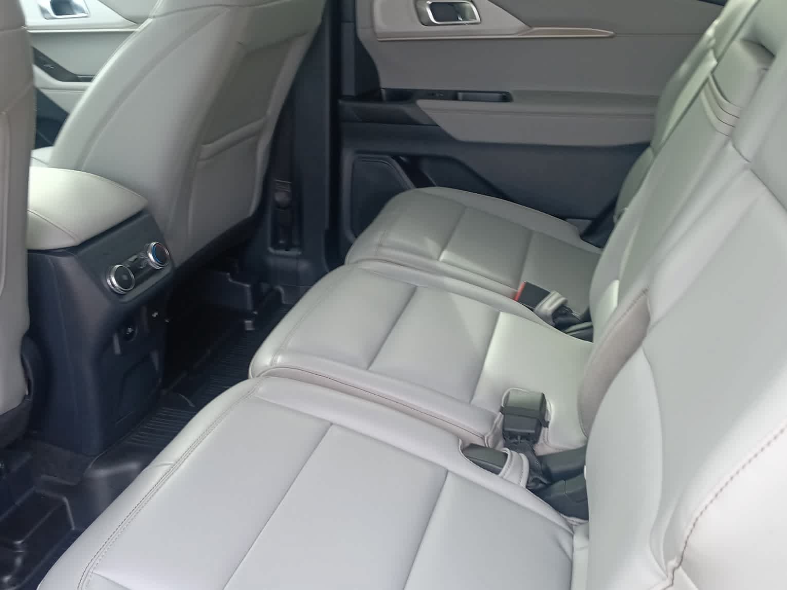 Used 2025 Ford Explorer Active w/ Active Comfort Package AWD/4WD image 18