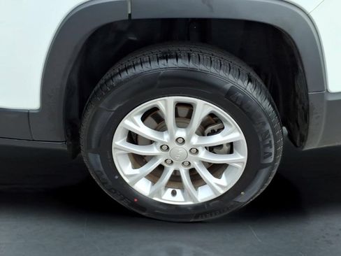 Used 2021 Jeep Cherokee Latitude AWD/4WD image 13