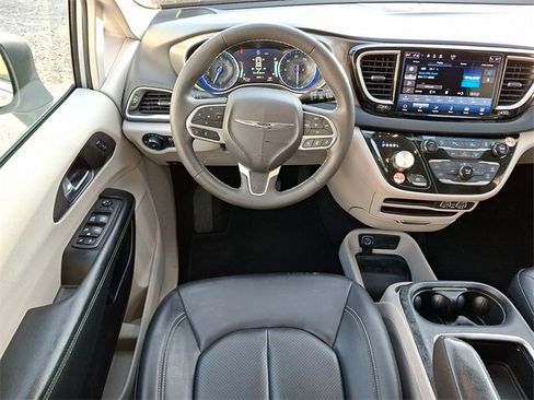 Used 2023 Chrysler Pacifica Touring-L image 12