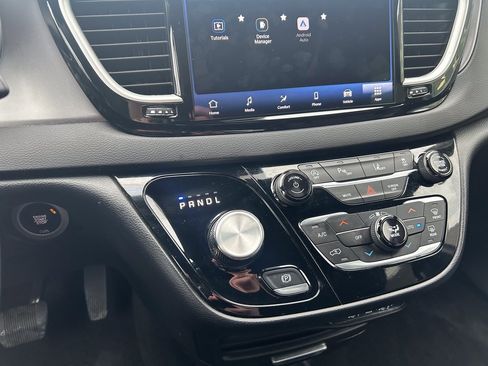 Used 2025 Chrysler Pacifica Select image 24