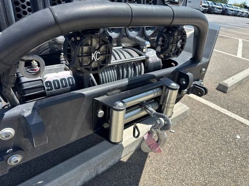 Used 2017 Jeep Wrangler Rubicon w/ Power Convenience Group AWD/4WD image 3