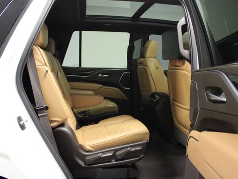 Used 2021 Cadillac Escalade Premium Luxury AWD/4WD image 17