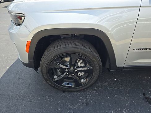 New 2025 Jeep Grand Cherokee Altitude image 13