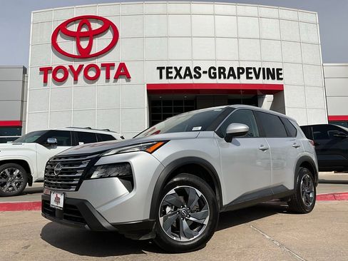 Used 2025 Nissan Rogue SV image 2