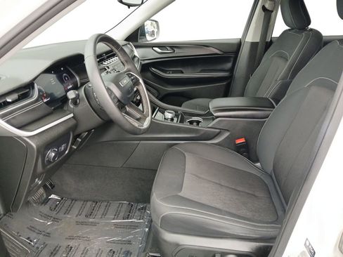 Used 2024 Jeep Grand Cherokee Laredo RWD image 19