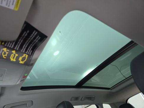 Certified 2025 Volkswagen Taos SE FWD image 29