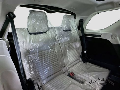 Used 2024 Land Rover Discovery S AWD/4WD image 33