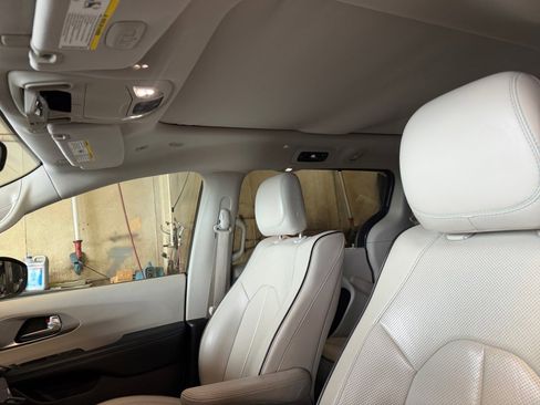Used 2019 Chrysler Pacifica Limited w/ Advanced Safetytec Group FWD image 25