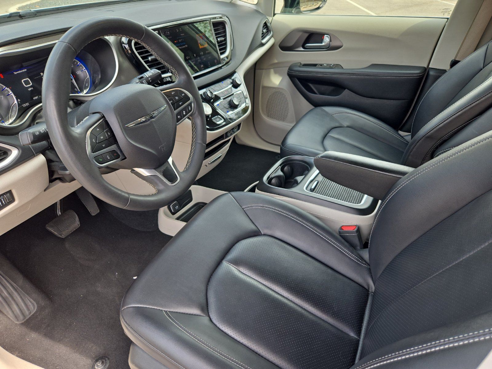 Used 2024 Chrysler Pacifica Touring-L FWD image 9