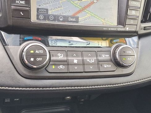 Used 2018 Toyota RAV4 XLE AWD/4WD image 17