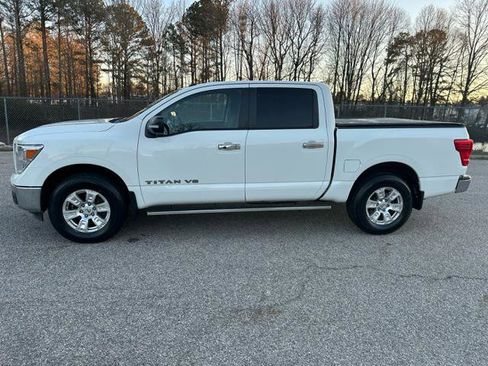 Used 2019 Nissan Titan SV image 8