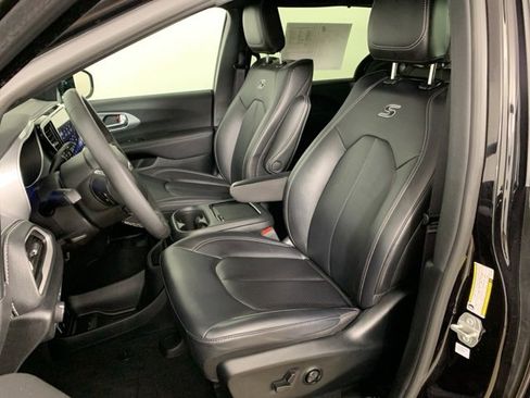 Used 2024 Chrysler Pacifica Touring-L w/ Uconnect Theater Family Group image 29