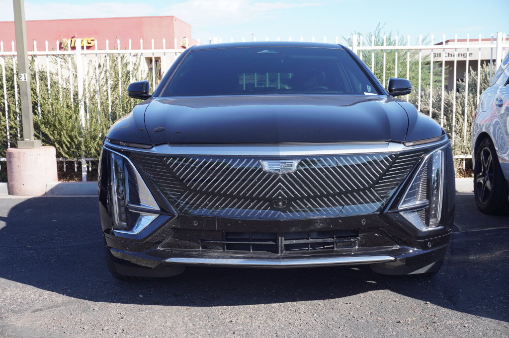Used 2024 Cadillac Lyriq Luxury AWD/4WD image 2