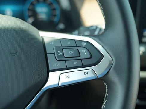 Used 2025 Volkswagen Atlas SE FWD image 32