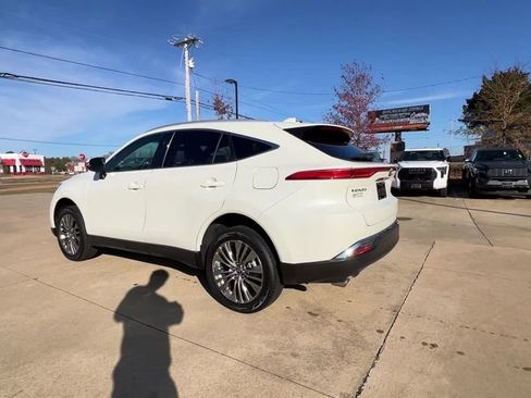 Used 2022 Toyota Venza XLE image 4