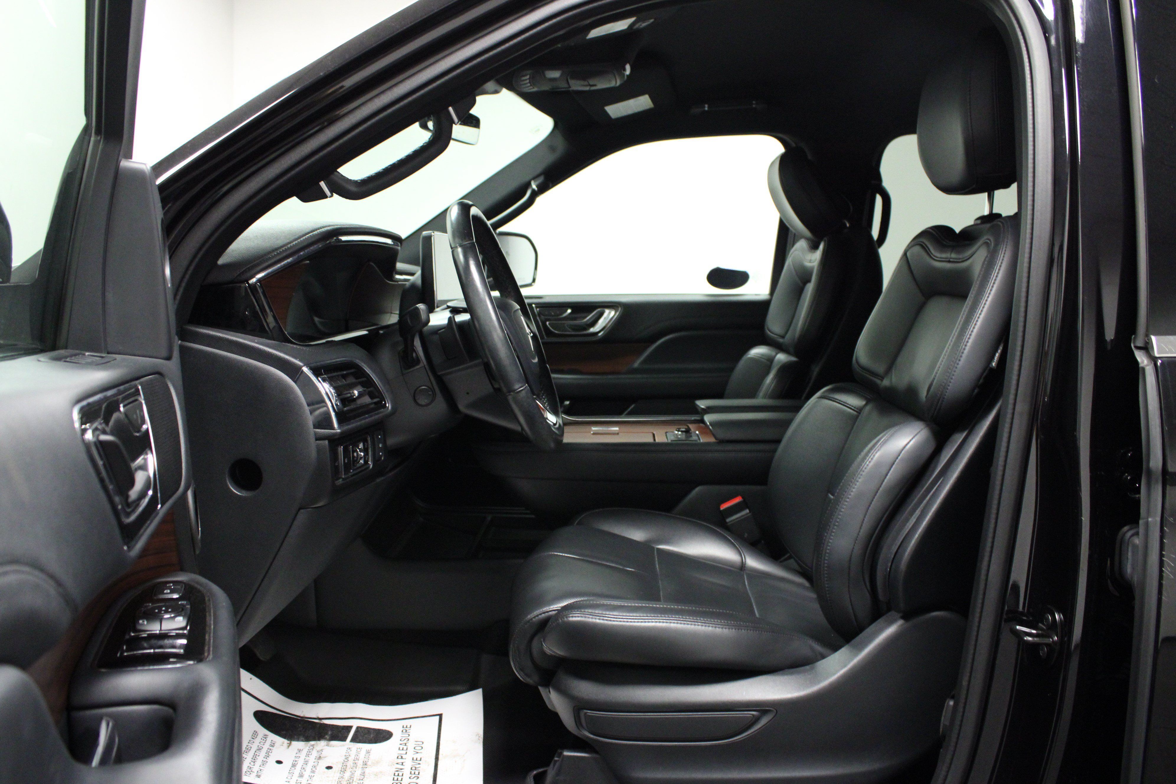 Used 2023 Lincoln Navigator 2WD image 12