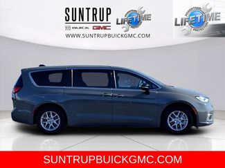 Used 2025 Chrysler Pacifica Select video 3