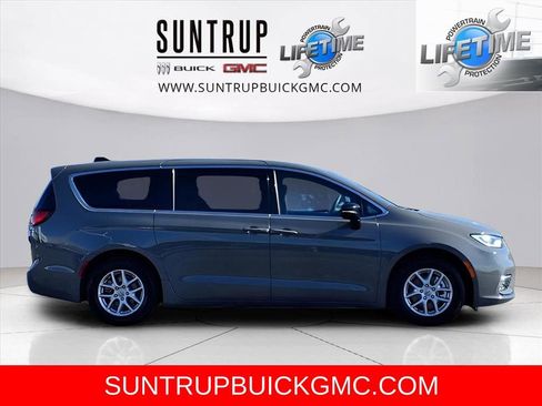 Used 2025 Chrysler Pacifica Select image 3