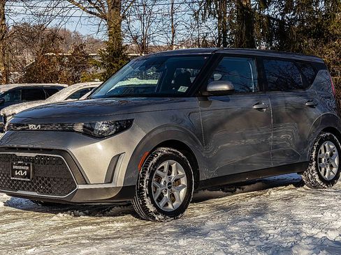 Certified 2023 Kia Soul S image 3