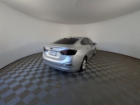 Used 2017 Chevrolet Cruze LT image 4
