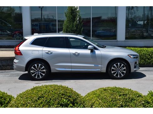 Used 2023 Volvo XC60 B5 Plus w/ Climate Package AWD/4WD image 3