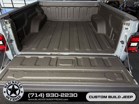 Used 2025 Jeep Gladiator Mojave AWD/4WD image 11