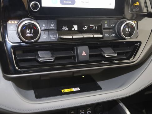 Used 2023 Toyota Highlander XLE image 34