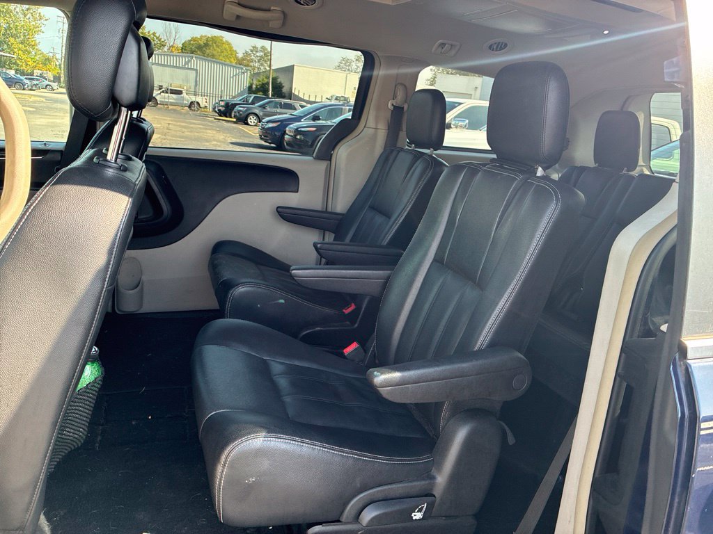 Used 2014 Chrysler Town & Country Touring FWD image 10
