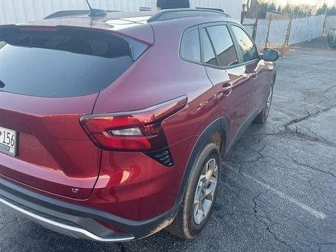 Used 2024 Chevrolet Trax LT w/ LT Convenience Package image 8