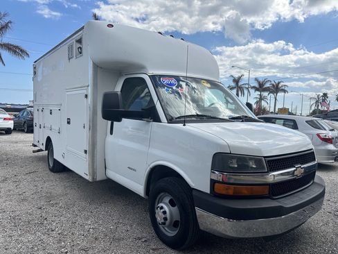Used 2016 Chevrolet Express 4500 w/ Chrome Appearance Package image 15