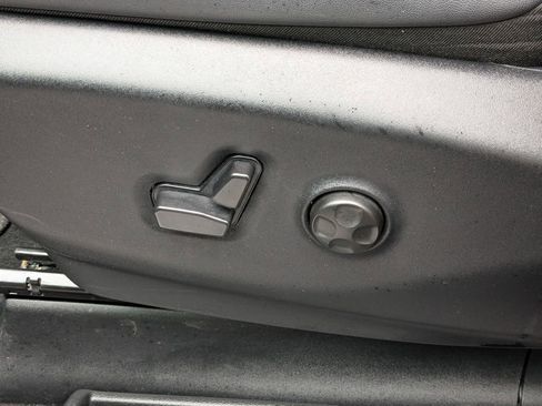 Used 2025 Chrysler Pacifica Select image 14