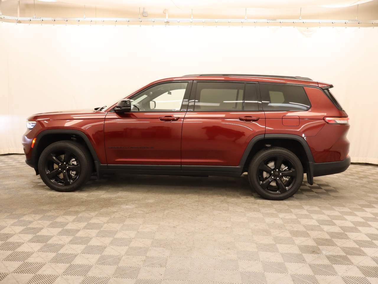 Used 2023 Jeep Grand Cherokee L Laredo AWD/4WD image 2