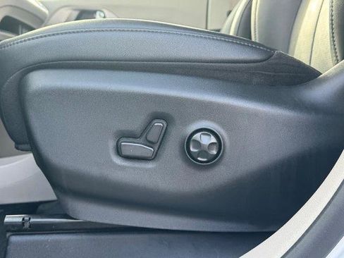 Used 2024 Chrysler Pacifica Touring-L FWD image 9