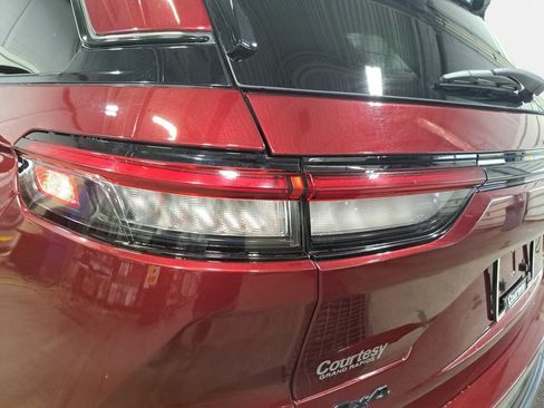 Used 2023 Jeep Grand Cherokee Altitude image 32