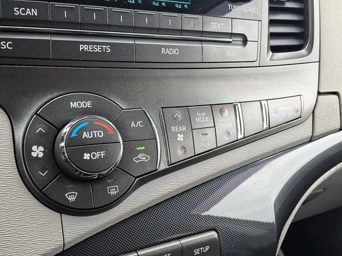 Used 2011 Toyota Sienna SE image 17